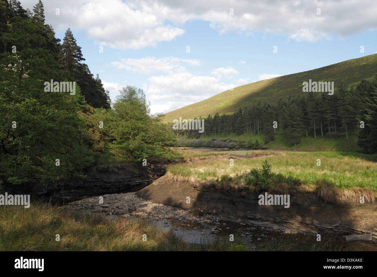 Howden Reservoir dans le parc national de Peak District, Derbyshire Angleterre Royaume-Uni, après une période de temps sec paysage de campagne britannique anglais Banque D'Images