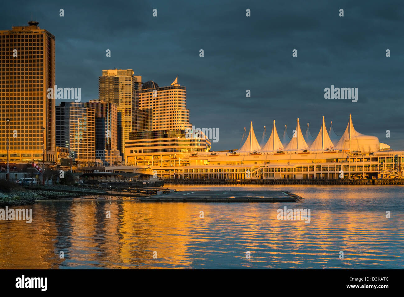 Hôtel Pan Pacific et au lever du soleil à la Place du Canada, Vancouver, Colombie-Britannique, Canada Banque D'Images