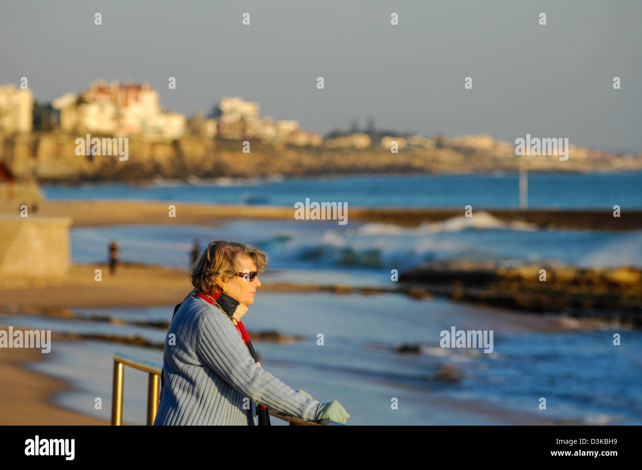 Une dame seule avec ses pensées à cascais Portugal Banque D'Images