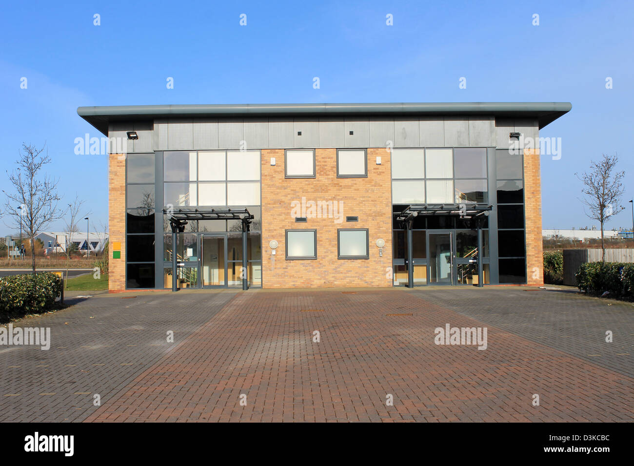 L'extérieur du grand immeuble de bureaux modernes sur business park. Est vide et disponible à la location. Banque D'Images