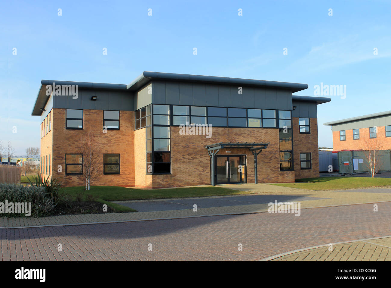 L'extérieur de l'immeuble de bureaux moderne vide pour laisser le business park. Banque D'Images