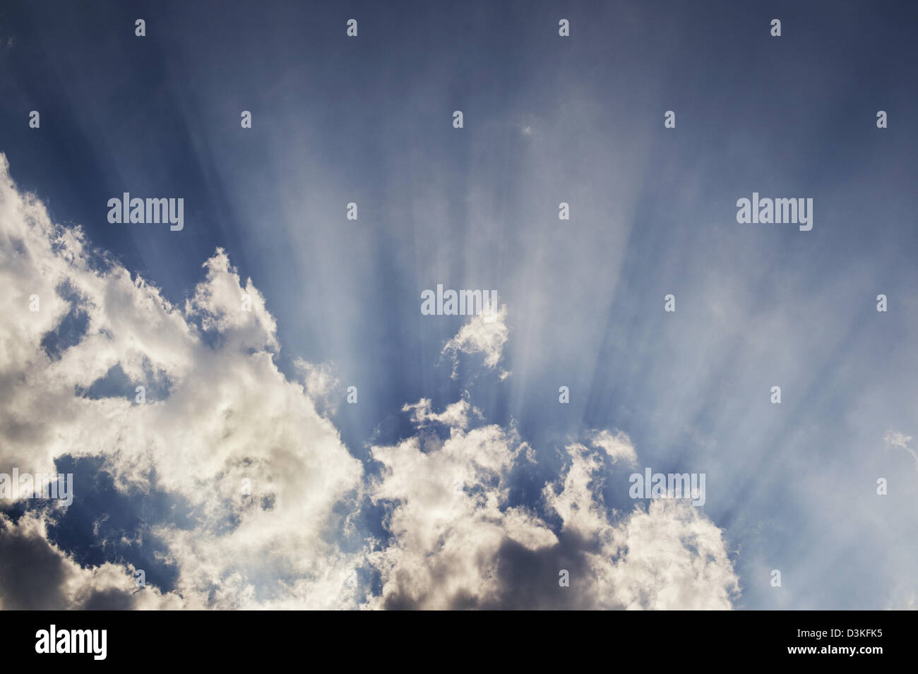Des rayons de soleil derrière un nuage. L'Andhra Pradesh, Inde Banque D'Images
