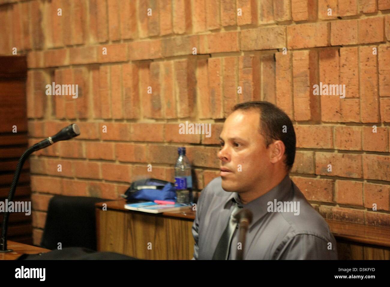 PRETORIA, AFRIQUE DU SUD : enquêteur Hilton Botha le 20 février 2013, à Pretoria, Afrique du Sud. Botha est l'agent de invesigting dans le procès pour meurtre d'Oscar Pistorius. Pistorius est accusé du meurtre de sa petite amie Reeva Steenkamp, le 14 février 2013. (Photo par Gallo Images / Sowetan / Peggy Nkomo) Banque D'Images
