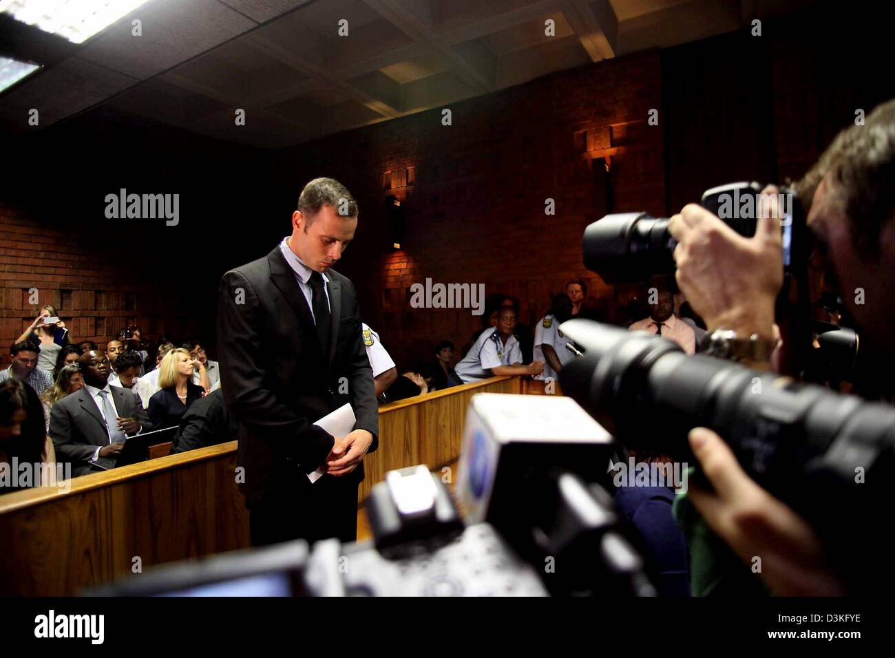 PRETORIA, AFRIQUE DU SUD : Oscar Pistorius au tribunal d'instance de Pretoria le 20 février 2013, à Pretoria, Afrique du Sud. Pistorius est accusé du meurtre de sa petite amie Reeva Steenkamp, le 14 février 2013. (Photo par Gallo Images / The Times / Sizwe Ndingane) Banque D'Images