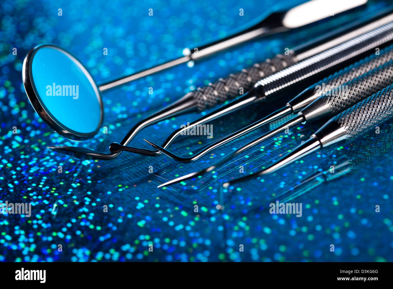 Matériel dentiste sur fond bleu Photo Stock Alamy