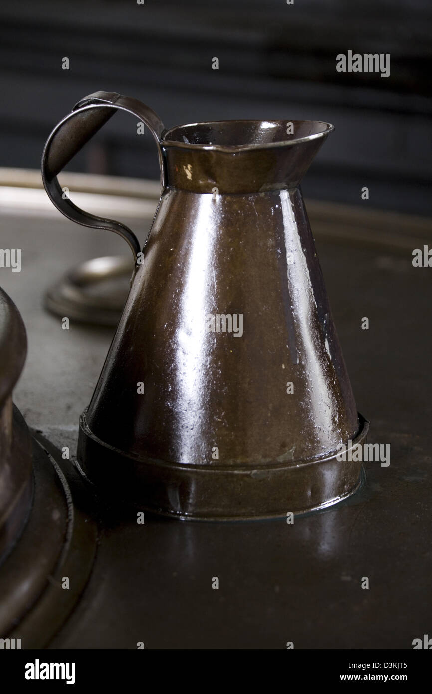 L'huile peut Vintage / vieux pouring jug - close up - au Brentford Steam Museum. UK Banque D'Images