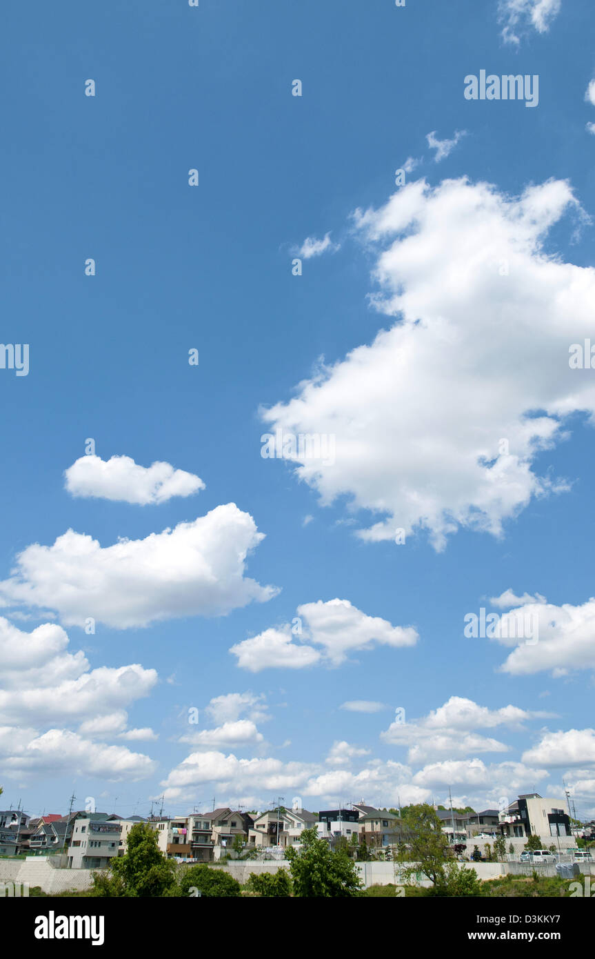 Zone résidentielle et ciel bleu avec des nuages Banque D'Images