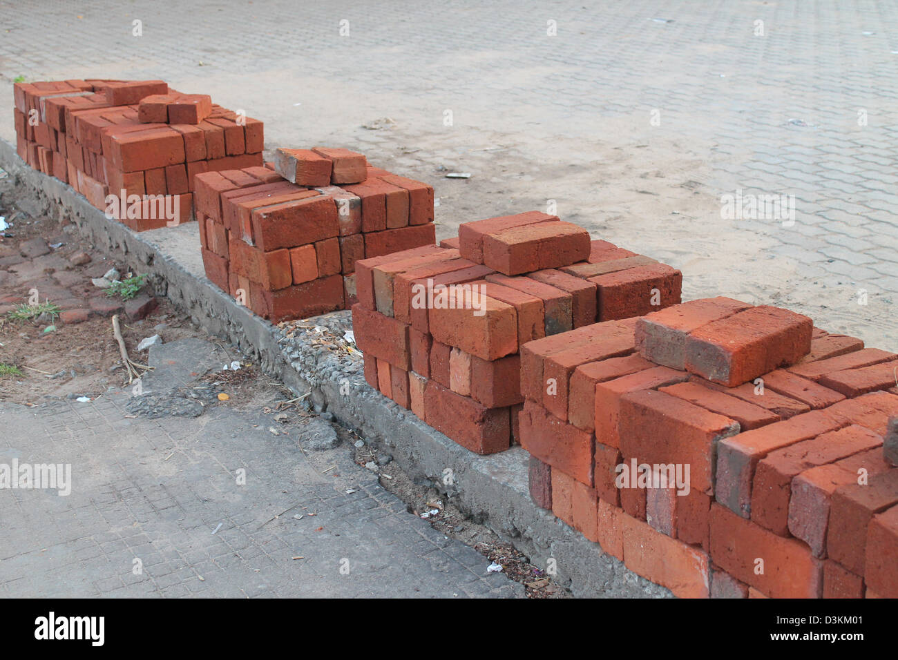 Briques disposées sur le bord de la route pour Pongal festival, l'un des plus grand festival de l'Inde Banque D'Images