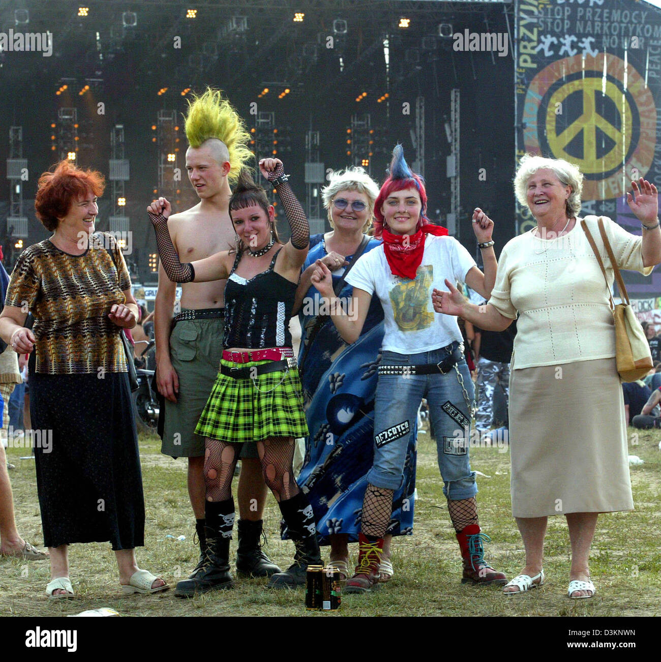 (Afp) - Les Punks et les femmes danser ensemble au terrain de l'open air festival 'Willa Arte Woodstock" (STOP) Woodstock à Nowy, Pologne, 05 août 2005. Le plus grand festival muic a lieu ici le vendredi 05 août et samedi 06 août 2005. Selon les rapports du directeur du festival Jurek Owsiak, 30 bandes de rock et folk de la Pologne, l'Allemagne, l'Ucraine et de l'Organisation des S Banque D'Images