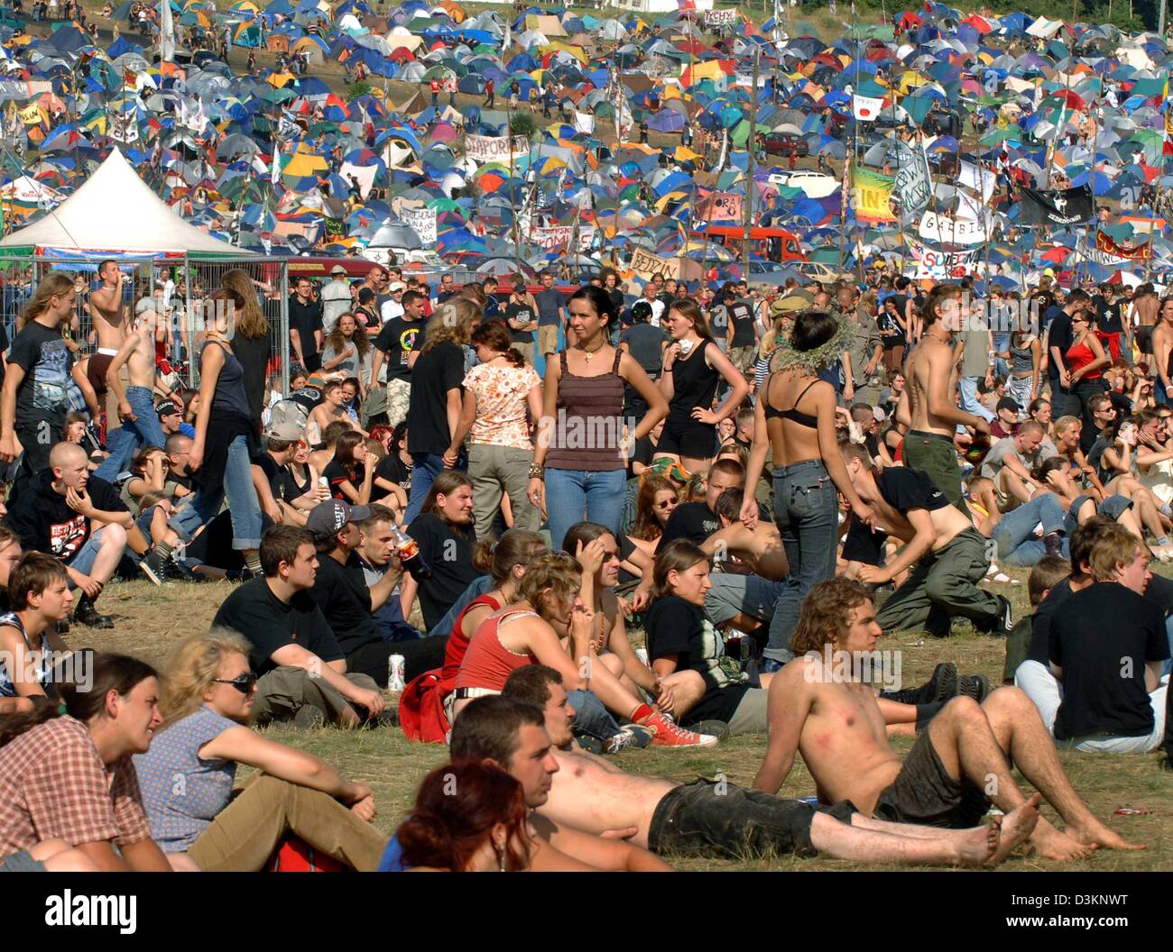 (Afp) - l'image montre les visiteurs de l'open air festival 'Willa Arte Woodstock" (STOP) Woodstock à Nowy, Pologne, 05 août 2005. Le plus grand festival muic a lieu ici le vendredi 05 août et samedi 06 août 2005. Selon les rapports du directeur du festival Jurek Owsiak, 30 bandes de rock et folk de la Pologne, l'Allemagne, l'Ucraine et les États-Unis vont effectuer pendant Banque D'Images