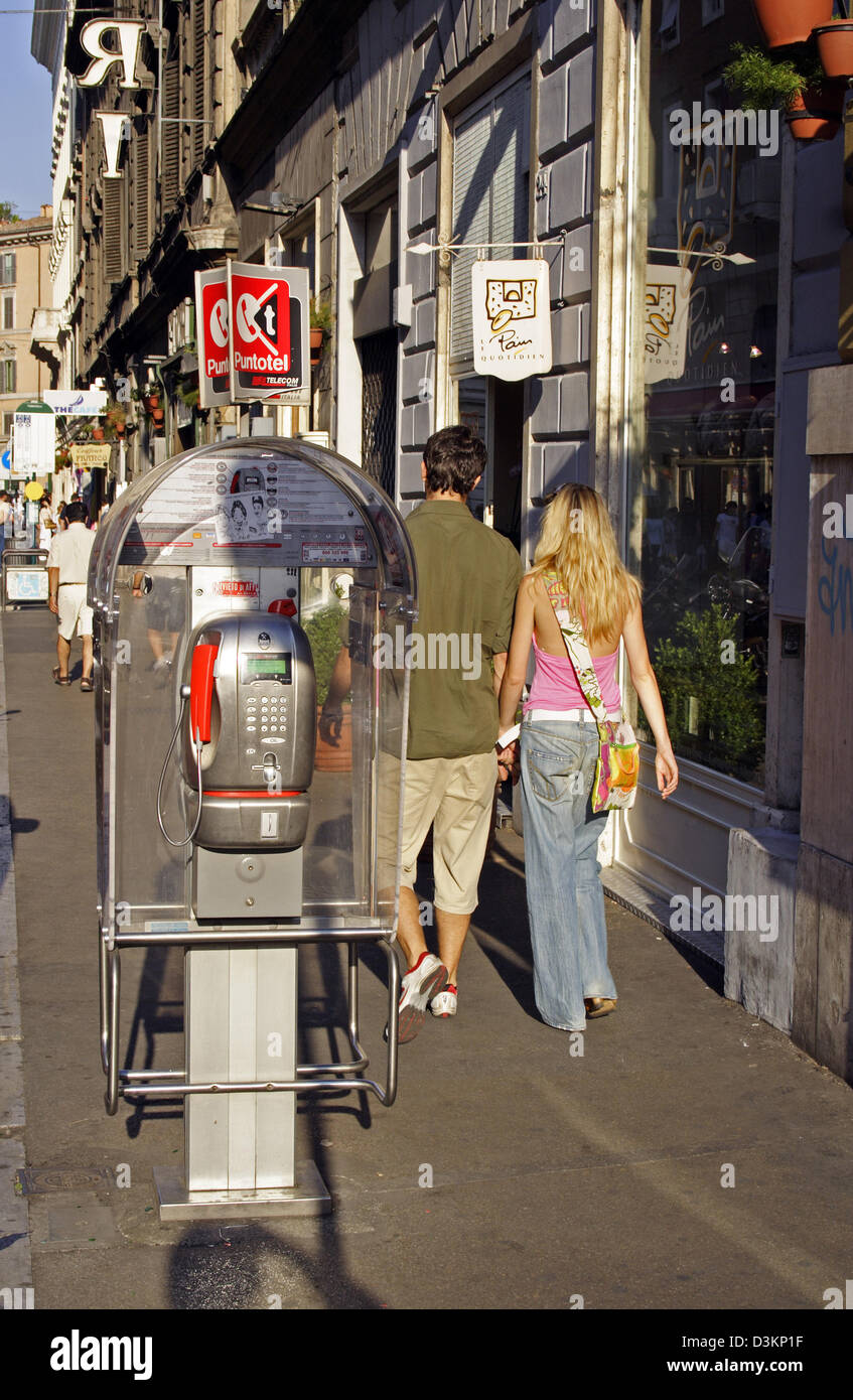 (Afp) - Une cabine téléphonique en photo dans les rues de Rome, Italie, 17 juillet 2005. Photo : Lars Halbauer Banque D'Images