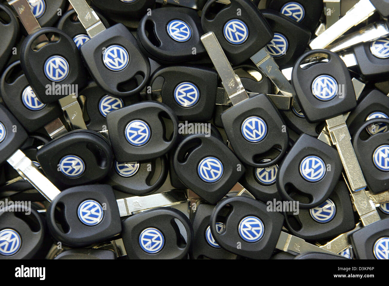 Afp) - Neuf clés de contact se trouvent sur une pile dans une boîte au  centre de pièces détachées d'origine '' (OTC), l'original des pièces de  voiture centre de constructeur automobile Volkswagen (