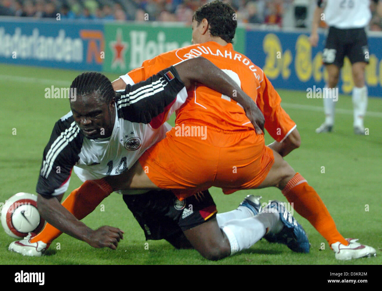 (Afp) - Le joueur de soccer national allemand Gerald Asamoah (L) se bat pour la balle avec le Néerlandais Khalid Boulahrouz joueur national pendant le match amical Pays-bas contre l'Allemagne à la 'De Kuip' Stadium à Rotterdam, Pays-Bas, le 17 août 2005. Le jeu est terminé dans un 2-2 draw. Photo : Frank May Banque D'Images