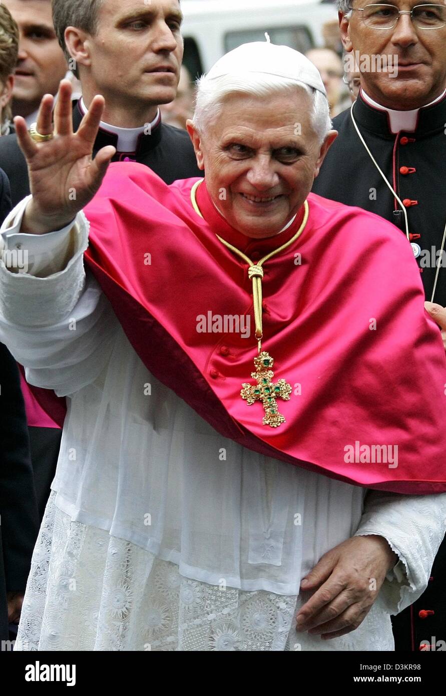 (Afp) - Le pape Benoît XVI sourit et salue la foule après son arrivée au cloître Pantaleon à Cologne, Allemagne 19 août 2005. Le pape Benoît XVI est arrivé dans son pays natal le jeudi 18 août, au cours du premier voyage de son pontificat, la visite de la 20e Journée mondiale de la jeunesse qui est assisté par des centaines de milliers de jeunes catholiques. Banque D'Images