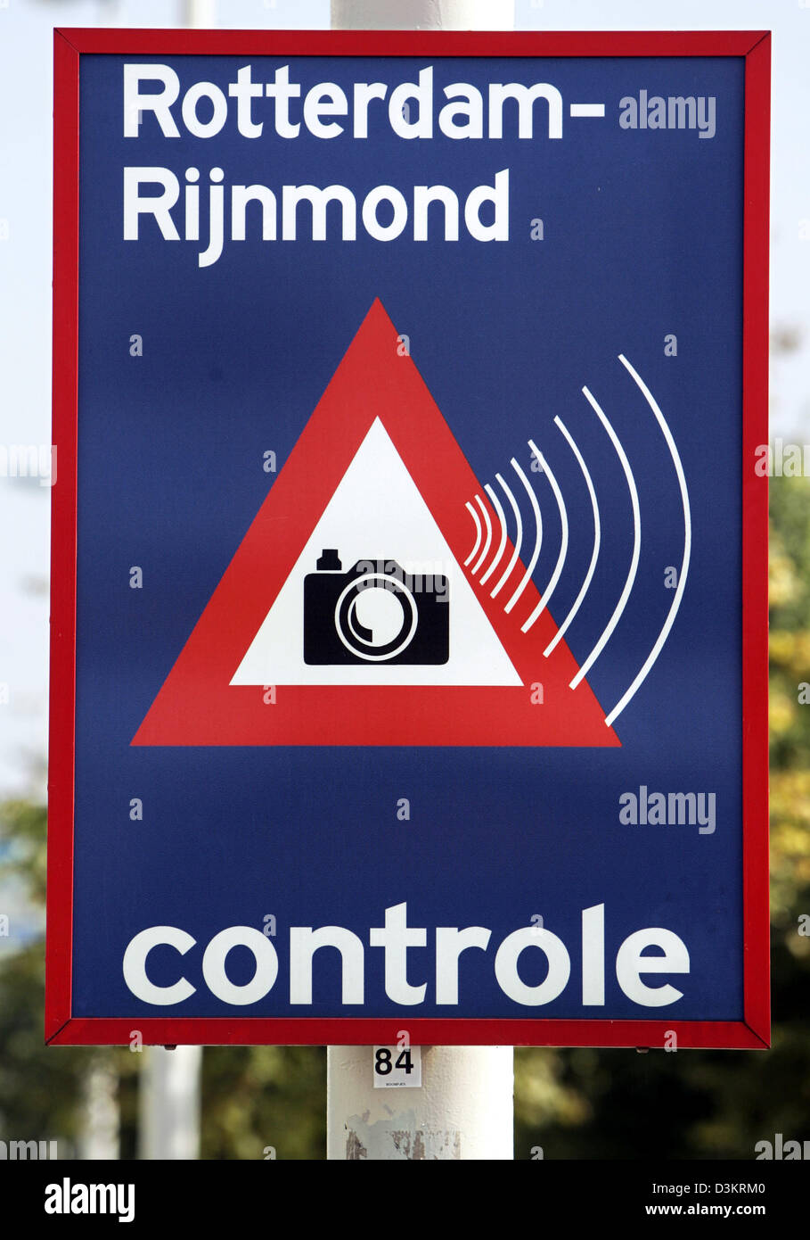 (Afp) - l'image montre un signe d'alerte et d'information indique que le radar de contrôle de vitesse à Rotterdam, Pays-Bas, le 17 août 2005. Photo : Frank May Banque D'Images