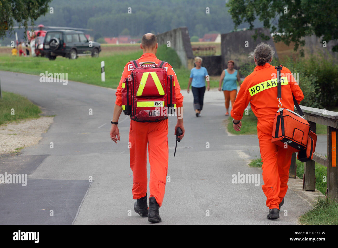 (Afp) - les membres de l'équipage de l'hélicoptère de sauvetage "Christoph 27' de médecine d'urgence Walter Weber (R) et de sauvetage sous Dirk Gockeler revenir à pied à l'hélicoptère après une mission de près de Nuremberg, Allemagne, 29 juillet 2005. L'hélicoptère est stationné à l'aviation allemande de sauvetage (DRF) site de Nuremberg. Photo : Patrick Seeger Banque D'Images