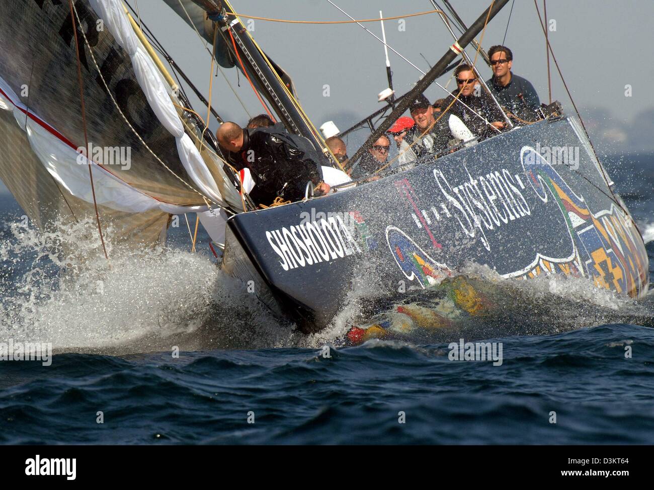 (Afp) - l'image montre équipe sud-africaine Shosholoza en action lors d'acte 6, un acte préliminaire Matchrace pour l'America's Cup, à Malmö, en Suède, le lundi 29 août 2005. Photo : Maurizio Gambarini Banque D'Images