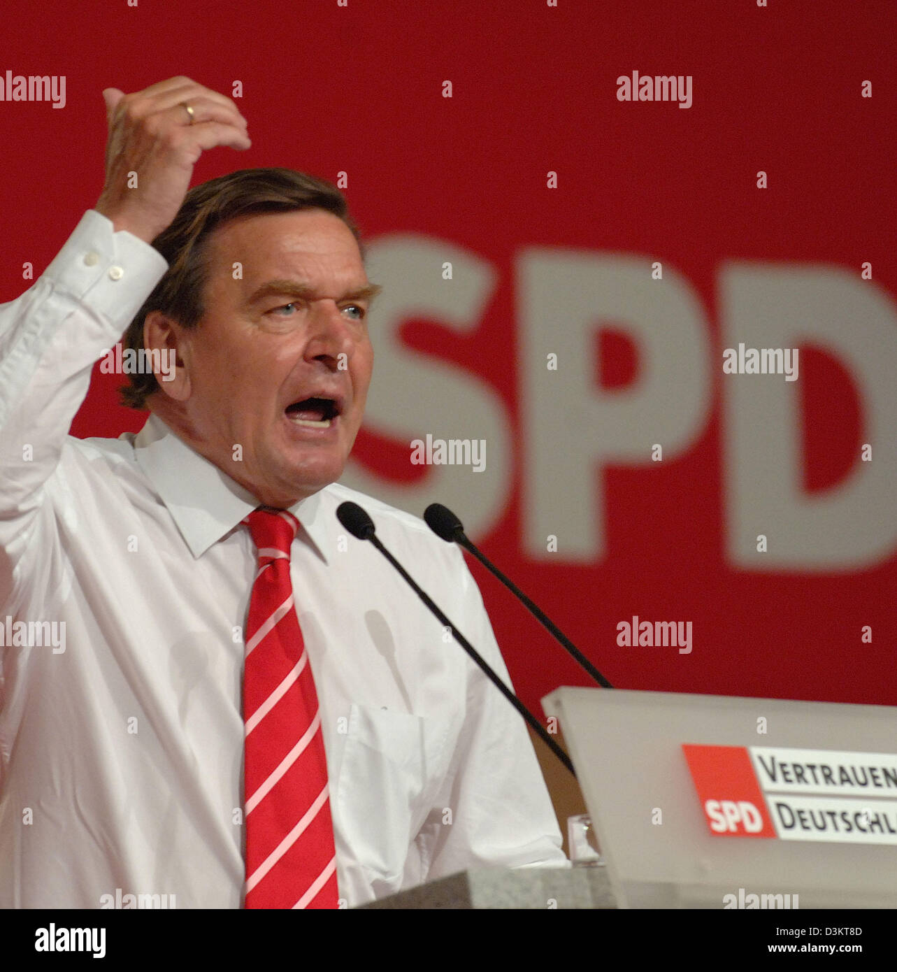 (Afp) - Le Chancelier allemand Gerhard Schroeder parle à la DSF est partie spéciale congrès à Berlin, Allemagne, le mercredi 31 août 2005. Le discours de Schroeder est le principal événement lors du congrès trois semaines avant l'élection du Bundestag. Photo : Tim Brakemeier Banque D'Images