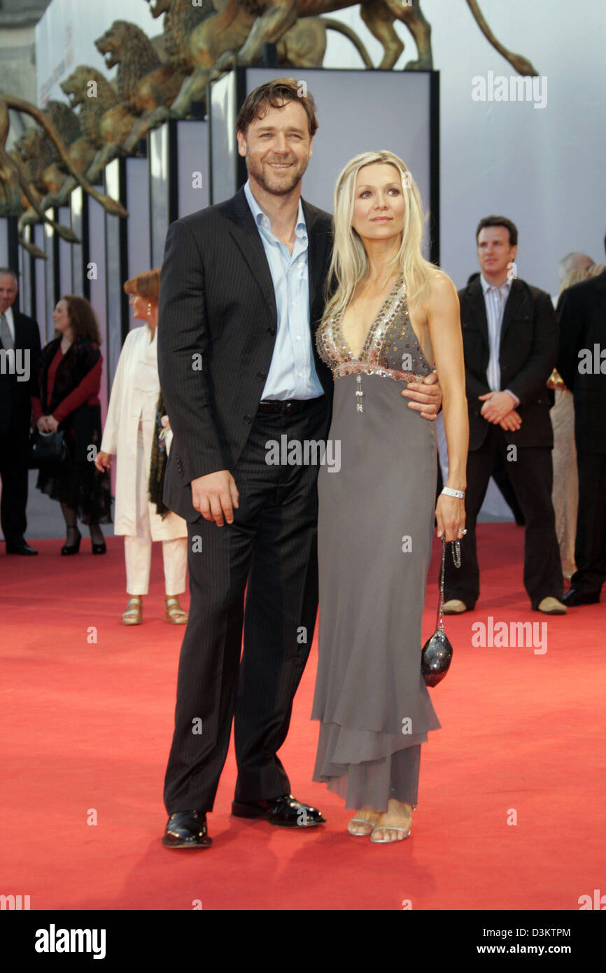 (Afp) - L'acteur Russell Crowe et sa femme Danielle Spencer sont illustrés lors de la présentation du film 'Cinderella Man' au cours de la 62e Festival International du Film inVenice, Italie, 05 septembre 2005. Photo : Hubert Boesl Banque D'Images