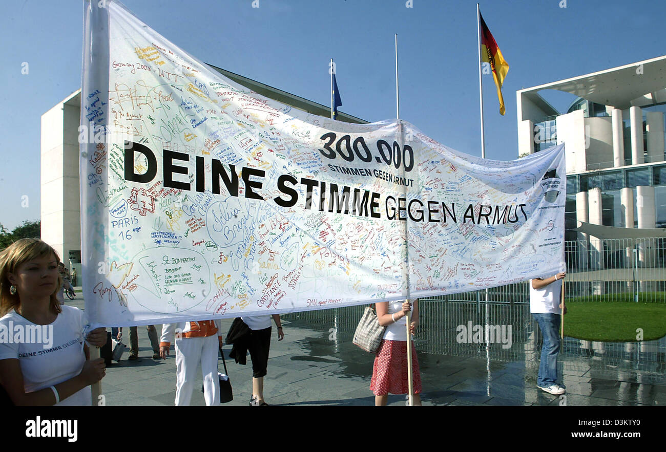 Afp) - Les participants de la deuxième Journée du bandeau blanc  'internationale' tenir bannières des 'Votre Voix contre la pauvreté" alors  qu'il se tenait devant le Reichstag, le vendredi 09 septembre 2005.