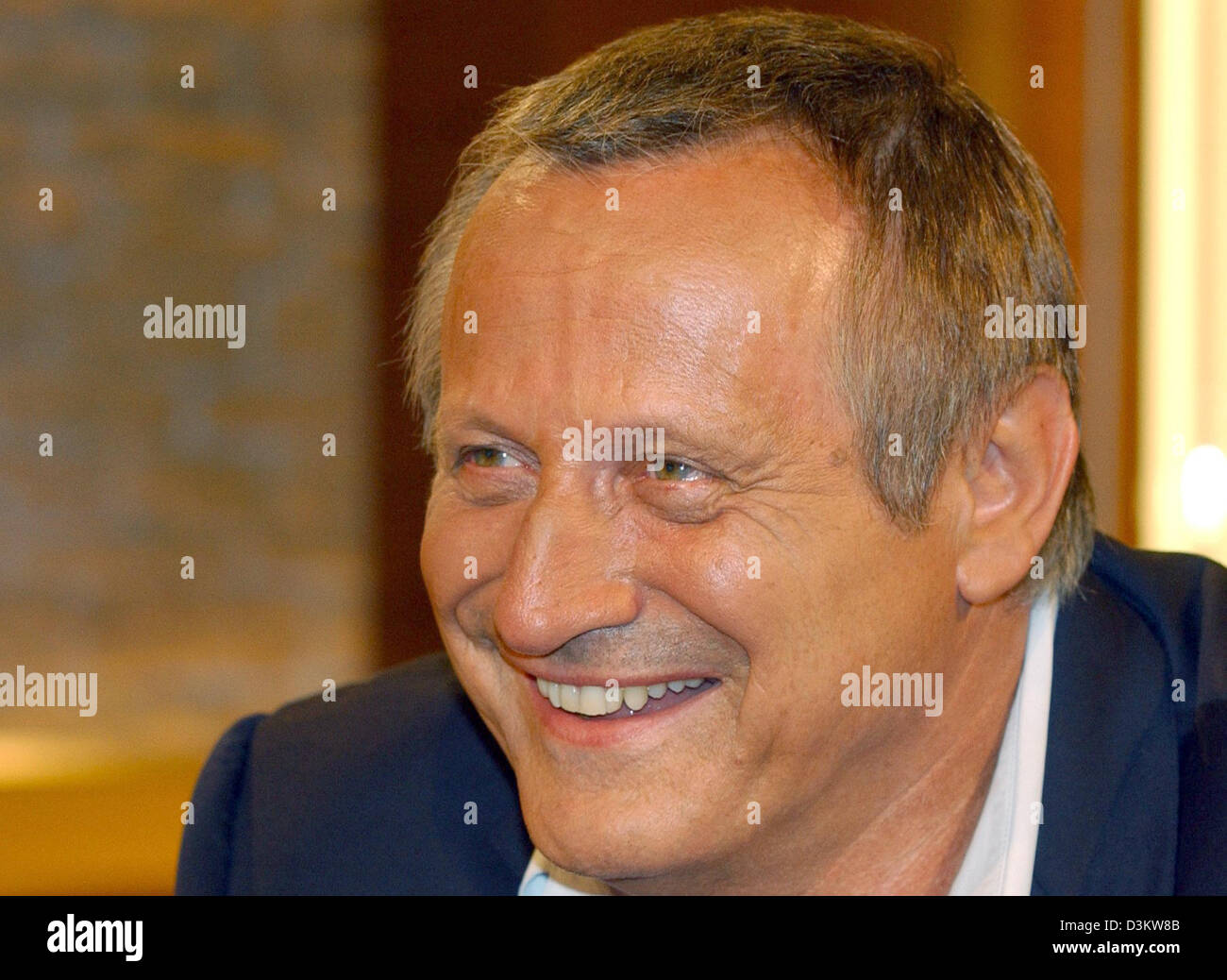 (Afp) - le chanteur et acteur allemand Konstantin Wecker sourit au cours de la télévision 'Menschen bei Maischberger' (personnes rencontrez Maischberger) diffusé à Cologne, Allemagne, 13 septembre 2005. Photo : Horst Ossinger Banque D'Images