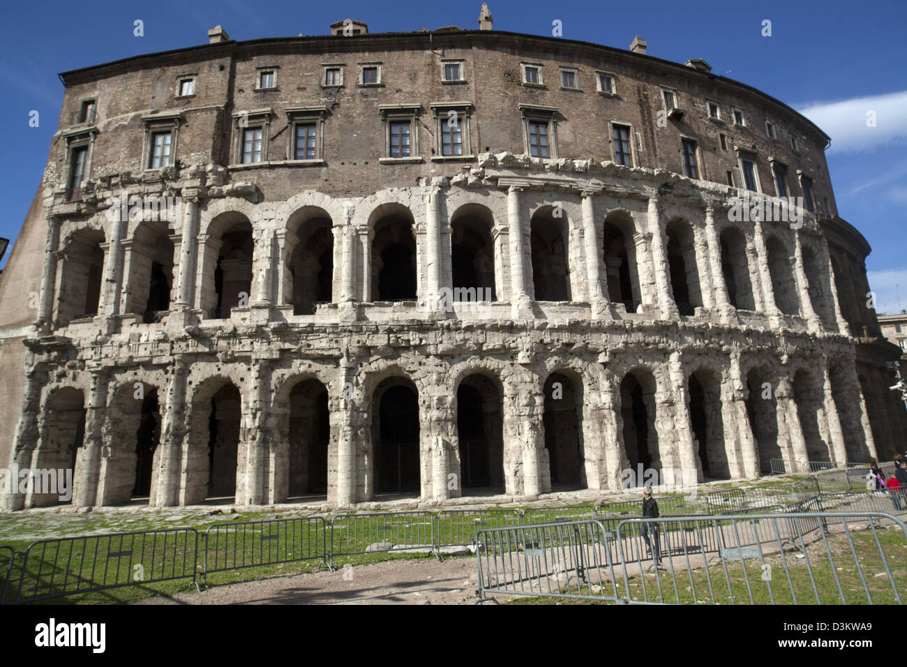 Théâtre de Marcellus, un théâtre de plein air romain datant de les derniers jours de la République avec top sites du Moyen Âge Banque D'Images