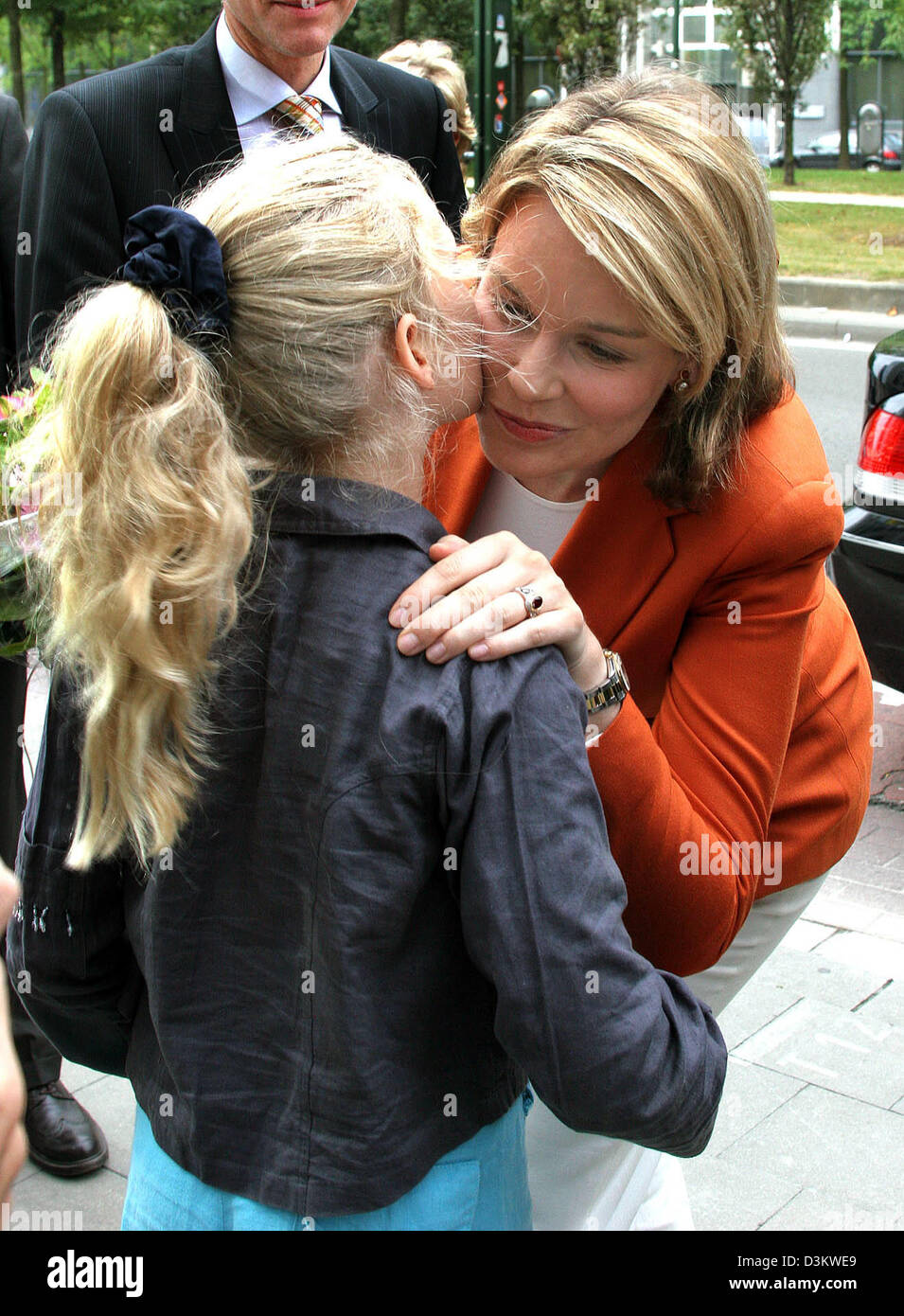 (Afp) - La Princesse Mathilde de Belgique est accueilli par une petite fille en arrivant pour une visite du projet de TIC (technologies de l'information et de la Communication) et de la journée d'étude pour les enfants handicapés mentaux et physiques, Bruxelles, Belgique, le mercredi 14 septembre 2005. La Princesse Mathilde est actuellement enceinte de son troisième enfant. (Pays-bas) Photo : Albert Nieboer Banque D'Images