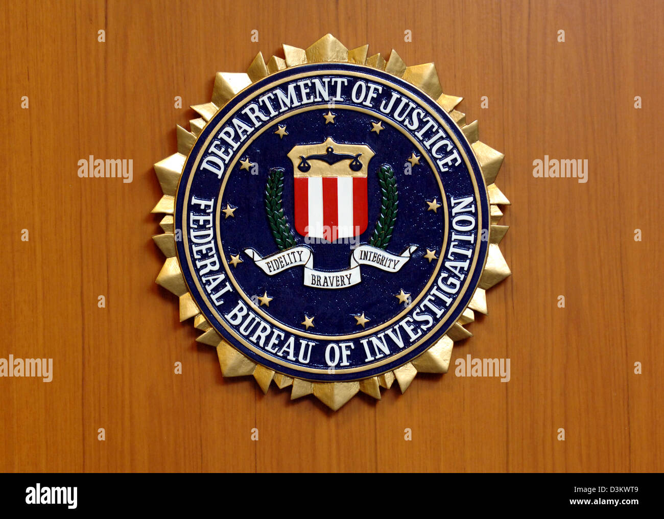 (Afp) - l'image montre l'emblème du Federal Bureau of Investigation (FBI) du ministère américain de la Justice à l'ambassade américaine à Berlin, Allemagne, 06 septembre 2005. Photo : Tim Brakemeier Banque D'Images