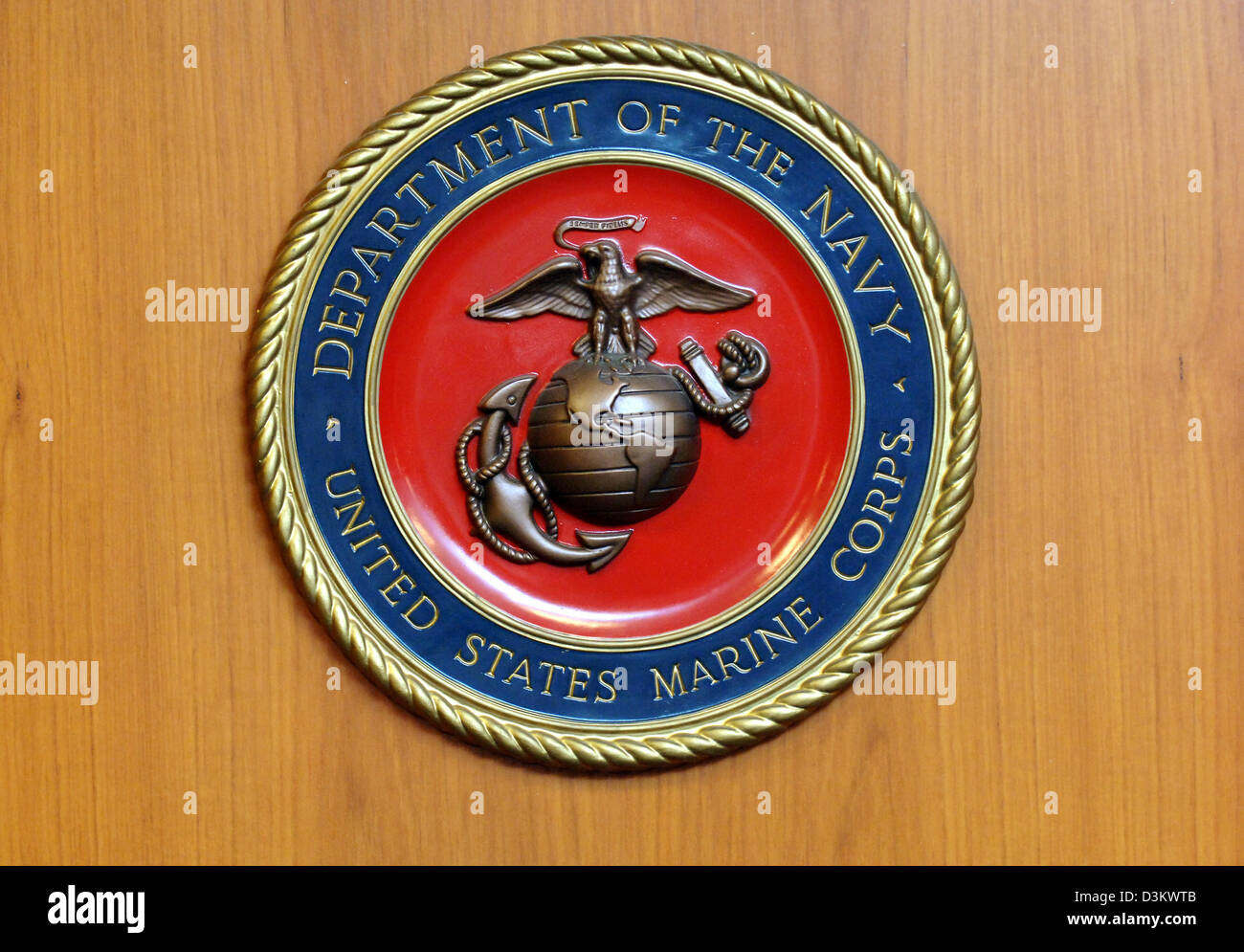 (Afp) - l'image montre l'emblème de l'US Marine Corps à une division du Département de la Marine à l'ambassade américaine à Berlin, Allemagne, 06 septembre 2005. Photo : Tim Brakemeier Banque D'Images