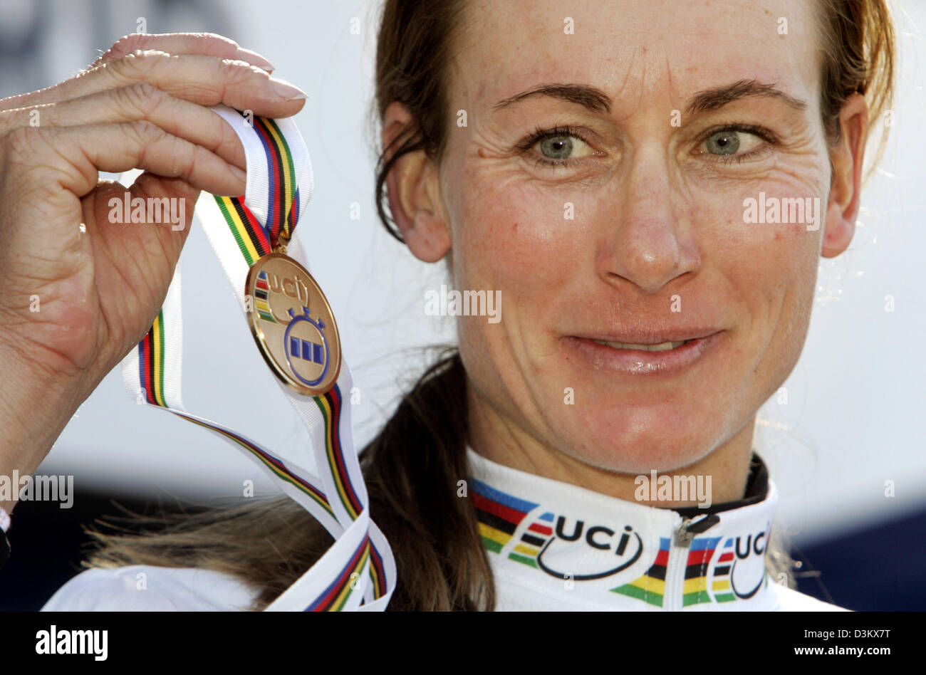 Pro Vélo suisse Karin Thuerig présente sa médaille d'or après avoir remporté le women's 21, 9 kilomètres à l'heure unique procès lors des Championnats du monde de cyclisme à Madrid, Espagne, le mercredi 21 septembre 2005. Banque D'Images
