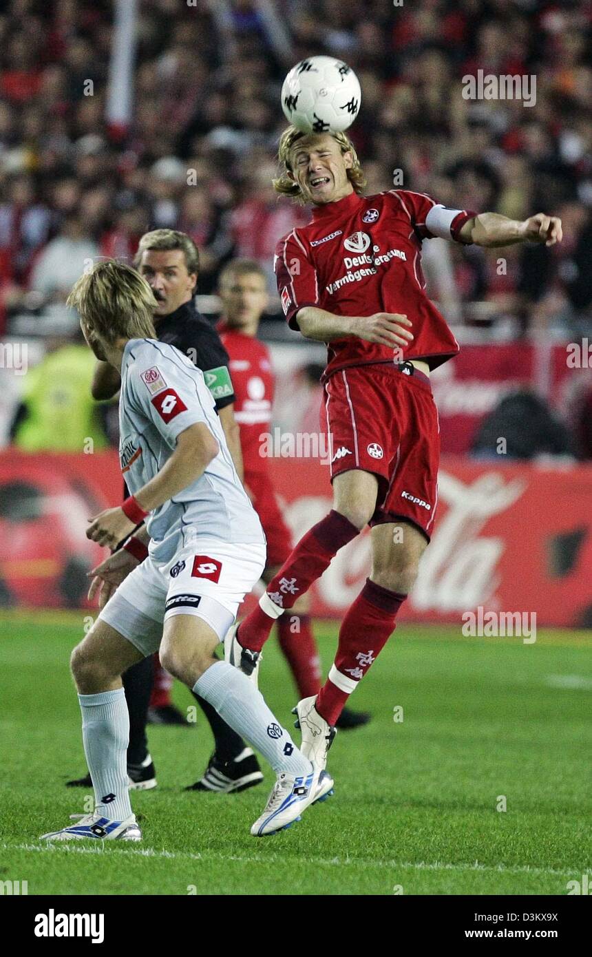 (Afp) - Marco Engelhardt (R) de Kaiserslautern chefs la balle à côté de Fabian Gerber (L) du FSV Mainz 05 lors de leur match de Bundesliga au Fritz Walter stadium à Kaiserslautern, Allemagne, 21 septembre 2005. Mayence a remporté le match 0-2. Photo : Ronald Wittek Banque D'Images