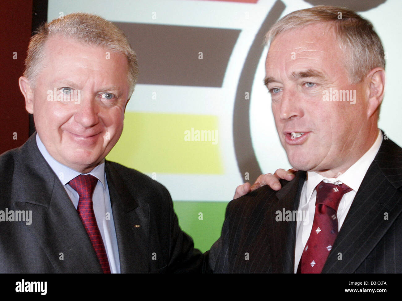 (Afp) - L'ancien l'UCI (Union Cycliste Internationale) Le président Hein Verbruggen (L) pads l'épaule de son successeur au cours de l'UCI Pat McQuaid, Congrès à Madrid, Espagne, Vendredi, 23 septembre 2005. Les 42 participants de la 174e congrès de l'UCI McQuaid élu pour devenir le successeur de Verbruggen des Pays-Bas, qui est en poste depuis 1991 et qui se sont abstenus d'une nouvelle cand Banque D'Images