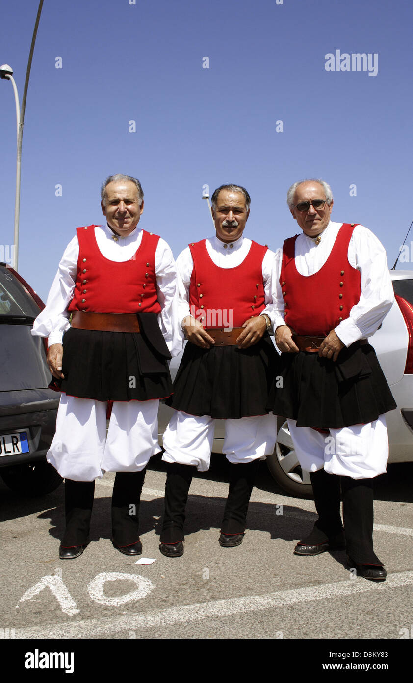 (Afp) - l'image montre les hommes portant le costume traditionnel catalan d'Alghero en Sardaigne, Italie, 01 août 2005. Photo : Lars Halbauer Banque D'Images