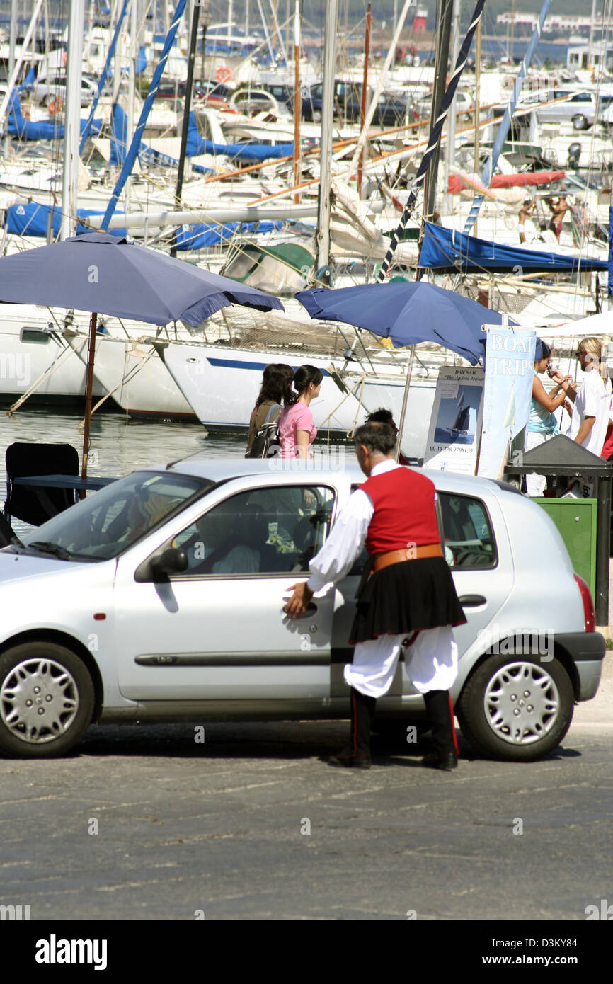 (Afp) - Un des hommes portant le costume traditionnel catalan gest dans sa voiture à Alghero en Sardaigne, Italie, 01 août 2005. L'influence d'une relation étroite à la Catalogne durant des siècles est encore visible aujourd'hui. Photo : Lars Halbauer Banque D'Images