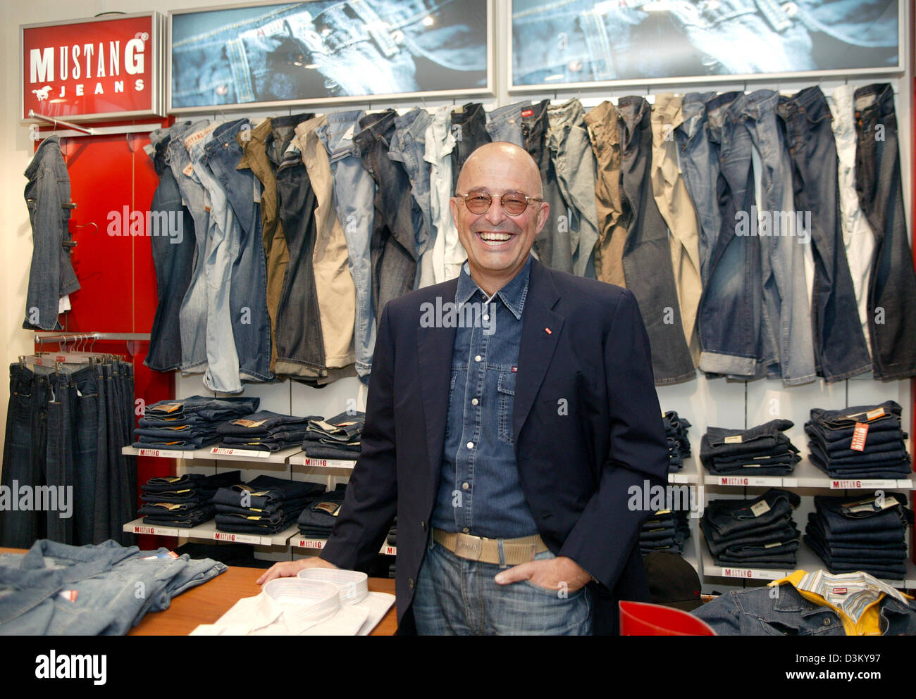 (Dpa) - Heiner Sefranek, PDG de vêtements détaillant Mustang, se dresse entre les étagères smiling avec les vêtements de la marque Mustang au siège social à Kuenzelsau, Allemagne, 06 avril 2005. Photo : Harry Melchert Banque D'Images