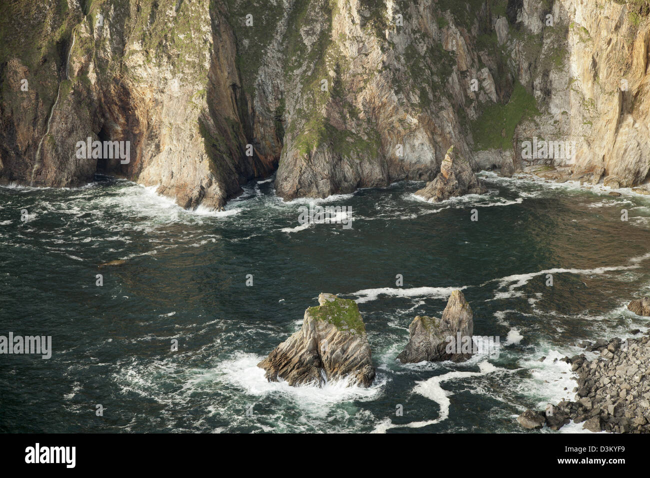 La base rocheuse de Bunglass cliffs, Slieve League, comté de Donegal, Irlande. Banque D'Images