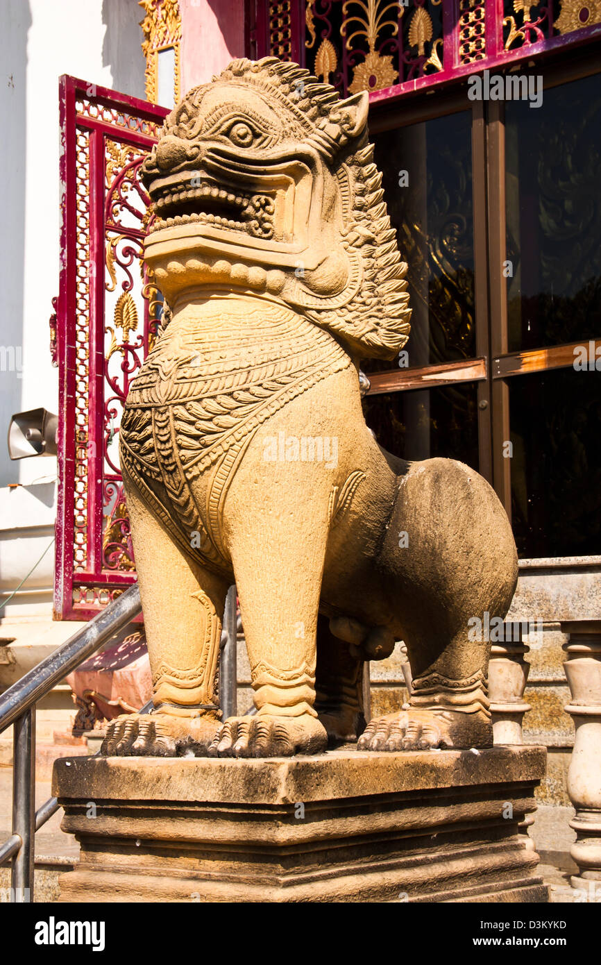 Le lion fait ​​Of statues en pierre. Se tenir en face d'un temple en Thaïlande à Phetchaburi province. Banque D'Images
