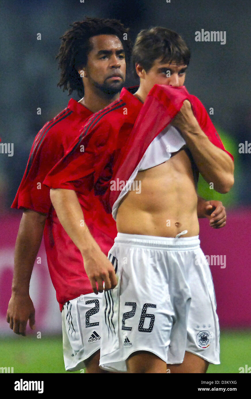 (Afp) - Patrick Owomoyela et Sebastian Deisler (R) sur la photo après le match amical contre l'Allemagne la Turquie dans l'Atatuerk Olymic stadium à Istanbul, Turquie, le 8 octobre 2005. La Turquie a gagné il match 2-1. Photo : Peter Kneffel Banque D'Images