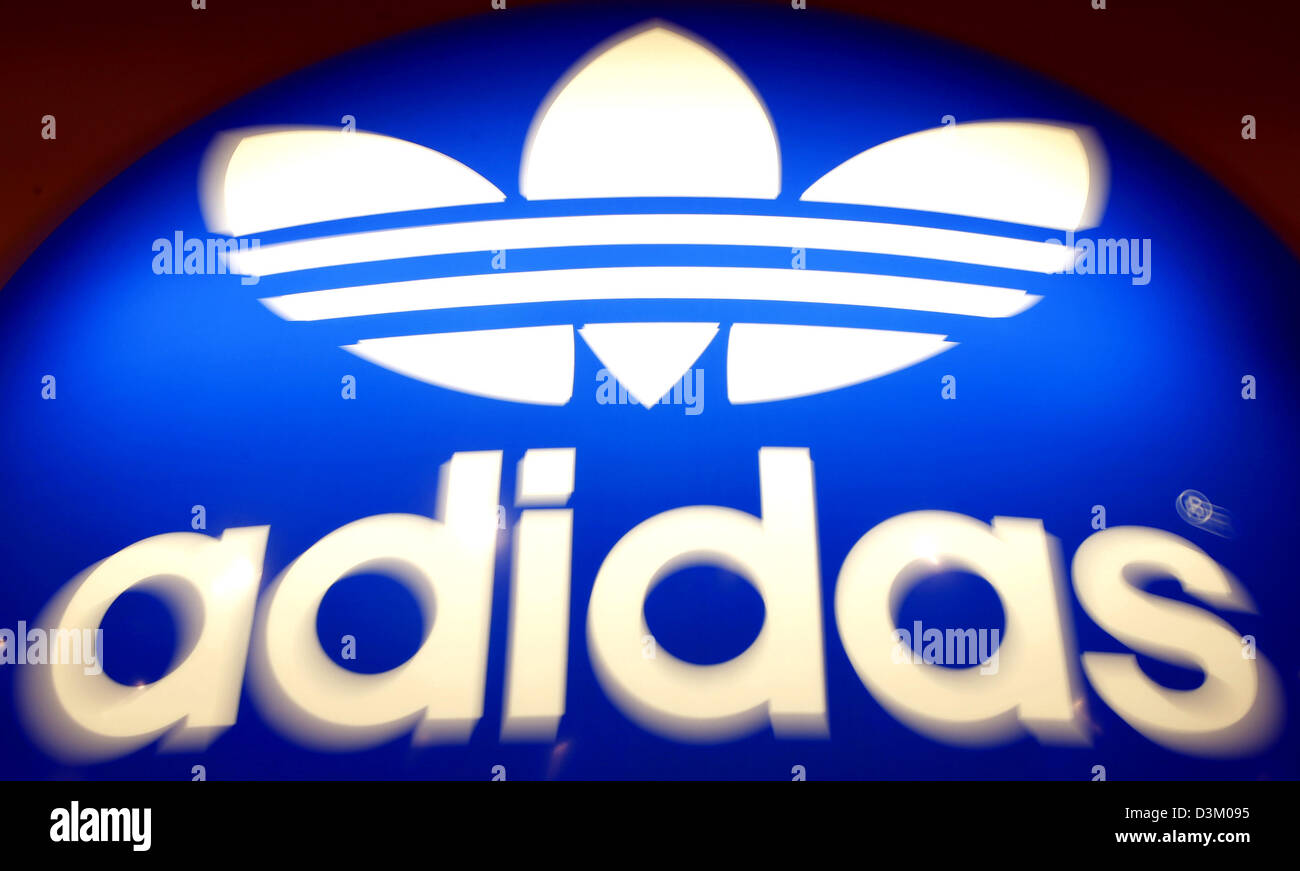 Afp) - Le logo et l'écriture d'articles de sport adidas est représentée  dans l'entreprise de Nuremberg, en Allemagne, le mercredi 12 octobre 2005.  Photo : Daniel Karmann Photo Stock - Alamy