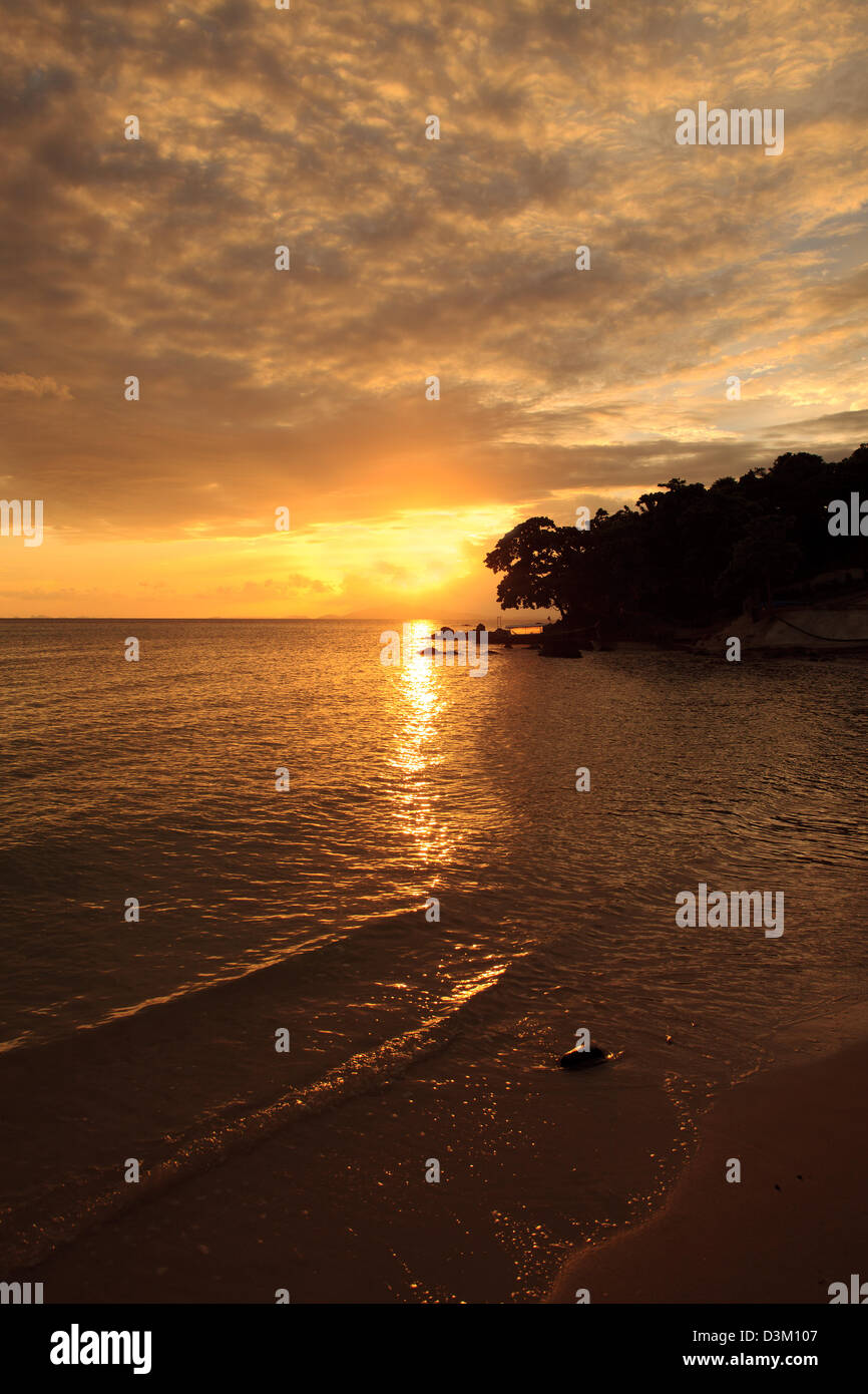 Cette image a été prise à Loh Bakao Bay, île de Phi Phi, Thaïlande au lever du soleil. Banque D'Images