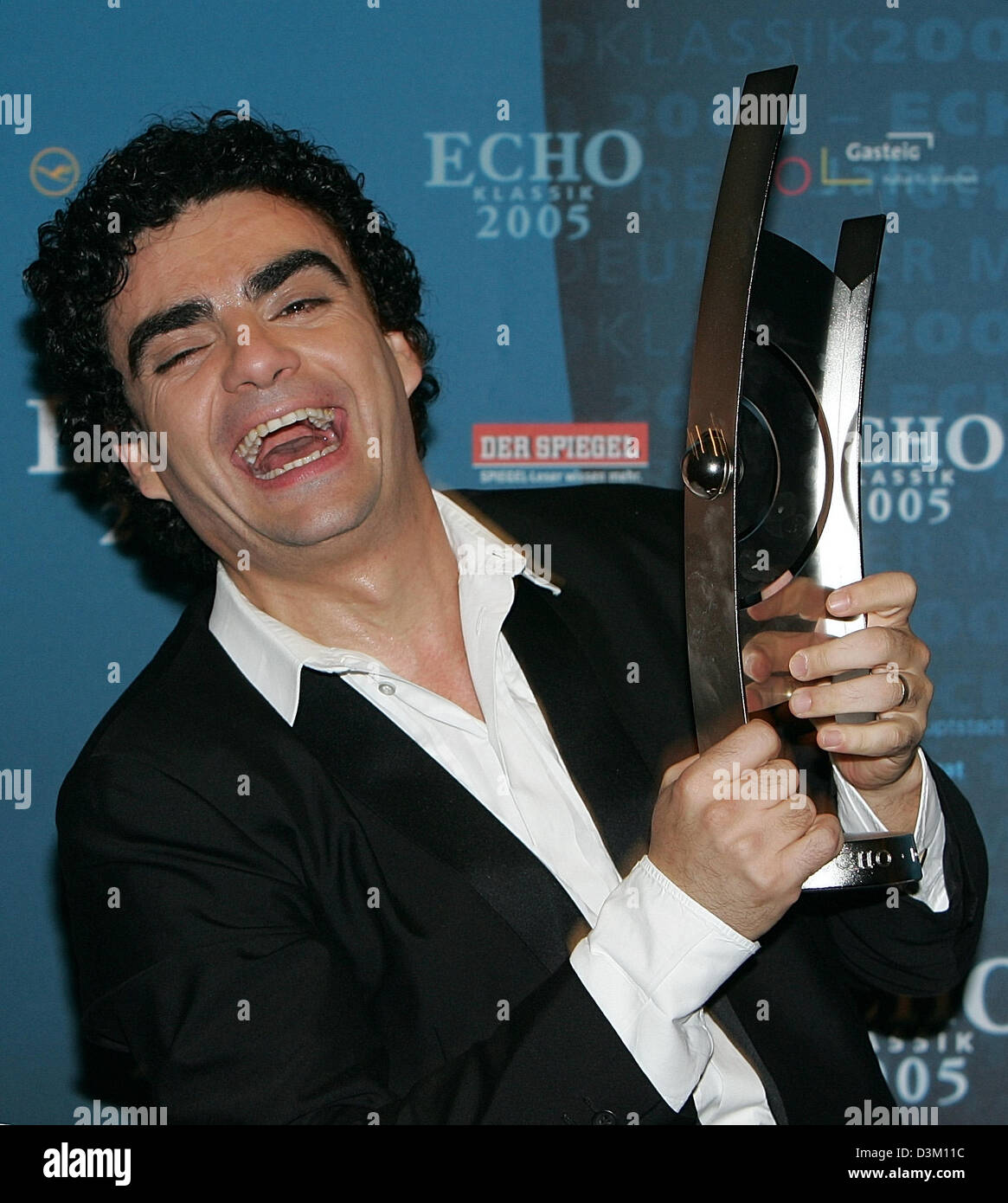 (Afp) - le chanteur Rolando Villazon détient la 'Echo Classic Award 2005" dans la catégorie "meilleure chanteuse de l'année' dans ses mains au Gasteig à Munich, Allemagne, dimanche 16 octobre 2005. L 'Echo Classic Award" est décerné par la Deutsche Phono-Akademie depuis 1994 et est considéré le plus grand prix de la musique et du son support de stockage. La cérémonie de remise des prix a été enregistrée pour la ZDF Allemande et Banque D'Images