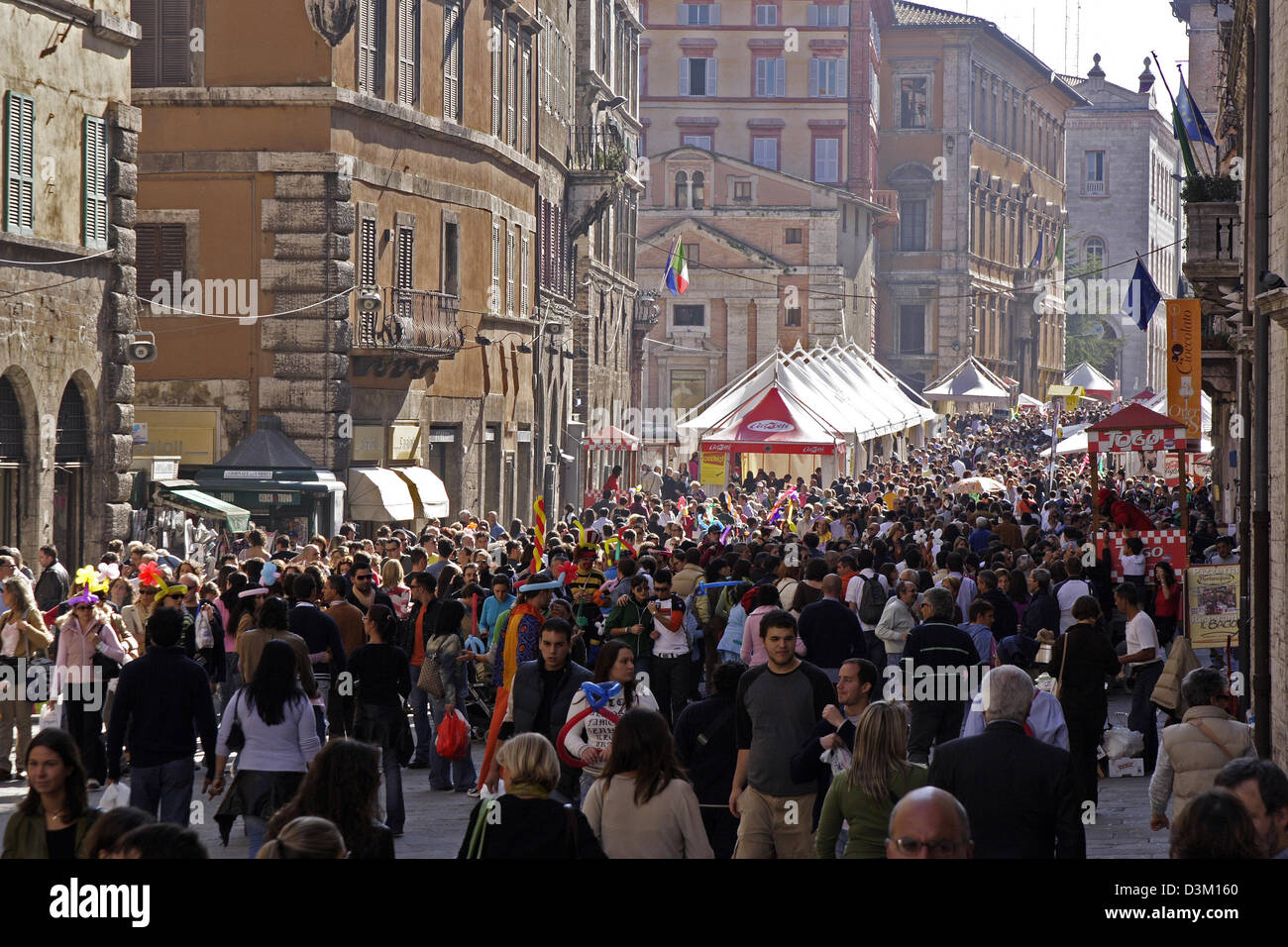 (Afp) - l'image montre les visiteurs de "l'Eurochocolate 2005' Festival à Pérouse, Italie, 15 octobre 2005. La fête du chocolat a son cœur dans le centre historique de la ville. La Pérouse Eurochocolate kermis 2005 a gagné dans une couple d'années la sympathie des gens s'affirmant comme le festival le plus populaire du chocolat et le plus suivi par les Italiens, ce qui pe Banque D'Images