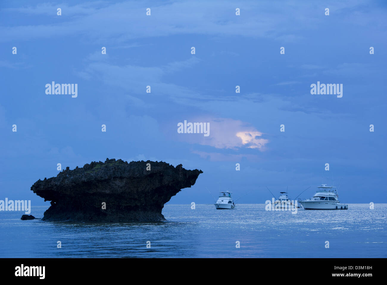 Bateaux de pêche près d'un affleurement de corail au lever du soleil, la baie aux Tortues, Watamu, Kenya Banque D'Images