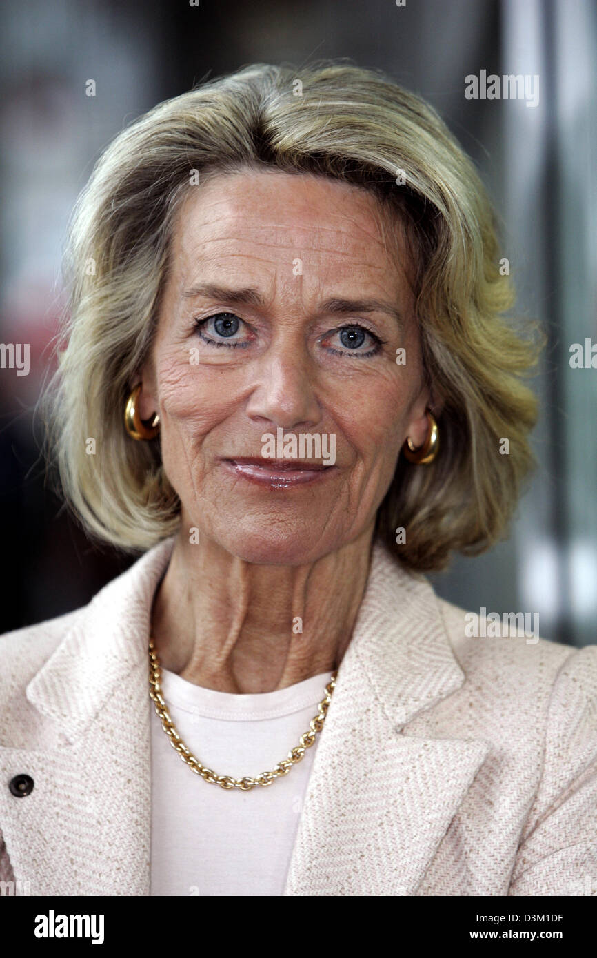 (Afp) - Le publiciste allemand et consultant pour l'économie et de la politique, Gertrud, Zoé & Hasson, représenté au Salon du livre de Francfort à Francfort, Allemagne, 19 octobre 2005. Photo : Frank May Banque D'Images