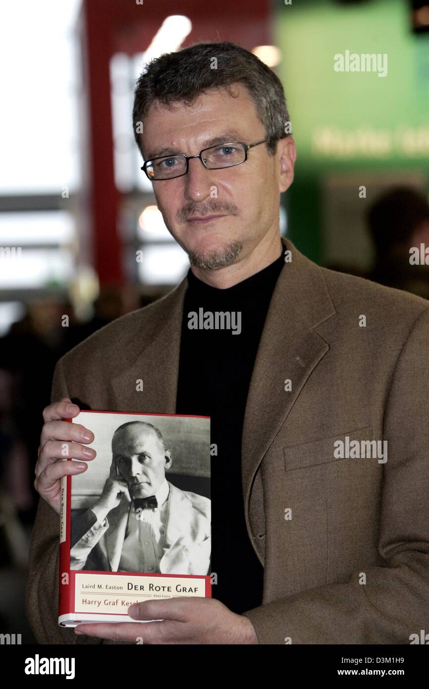(Afp) - L'historien et auteur américain Laird M. Easton détient son nouveau livre biographique "Le Comte Rouge" dans ses mains à la foire internationale du livre de Francfort, Allemagne, 20 octobre 2005. Photo : Frank May Banque D'Images