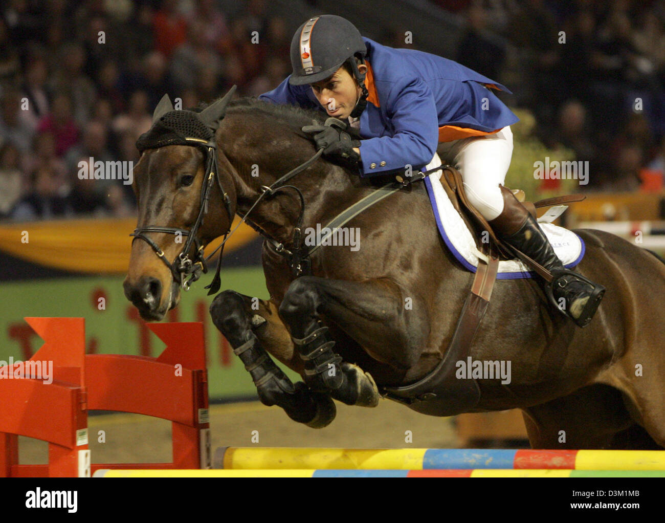 (Afp) - Equitation néerlandais Gerco Schröder sur 'Lamapoule' remporte les 100 000 euros doté TUI Grand Prix de l'allemand dans le saut d'classiques 'Hall 9' à Hanovre, en Allemagne, dimanche 23 octobre 2005. Photo : Rainer Jensen Banque D'Images