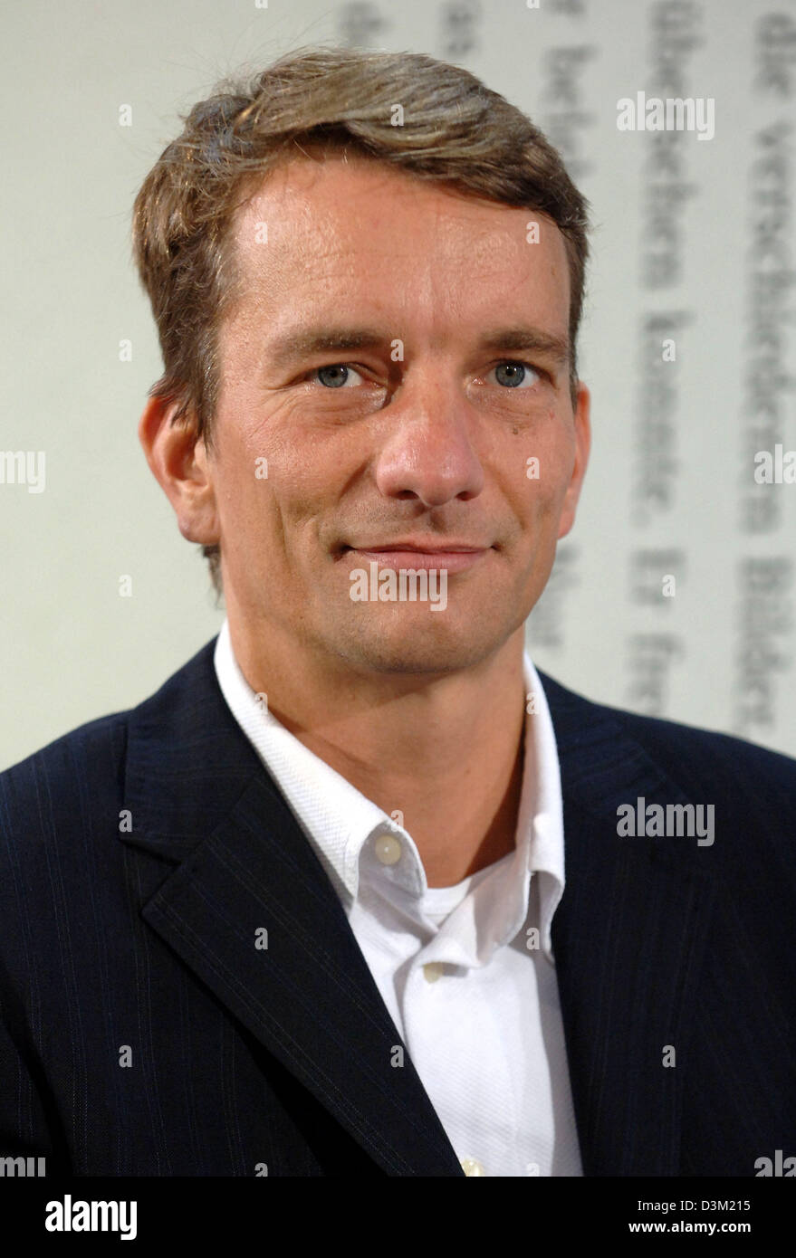 (Afp) - L'auteur allemand Bastian Sick en photo au Salon du livre de Francfort à Francfort, Allemagne, 20 octobre 2005. Photo : Jan Woitas Banque D'Images