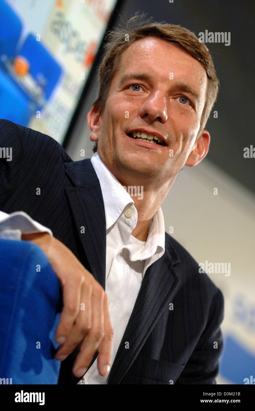 (Afp) - L'auteur allemand Bastian Sick en photo au Salon du livre de Francfort à Francfort, Allemagne, 20 octobre 2005. Photo : Jan Woitas Banque D'Images