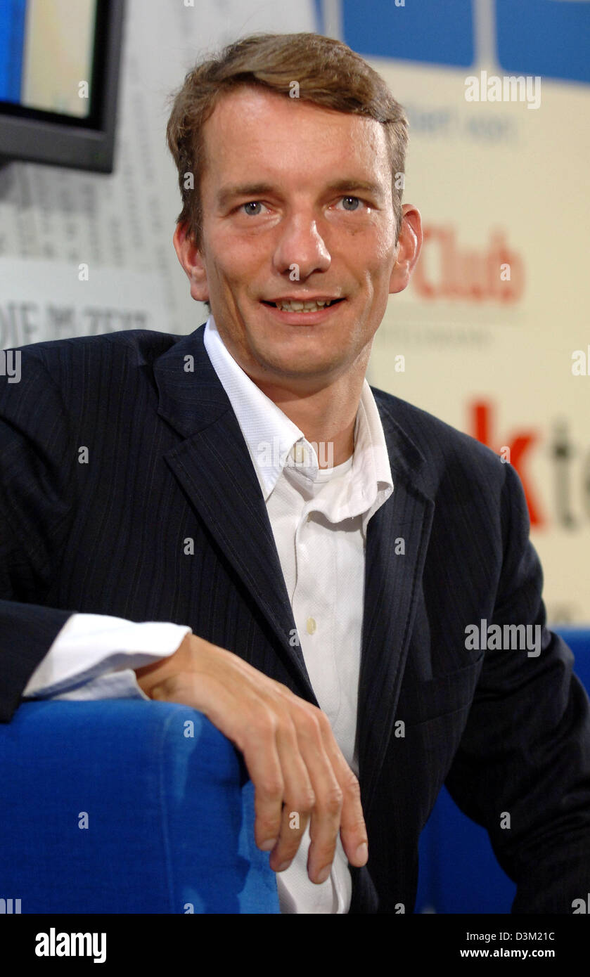 (Afp) - L'auteur allemand Bastian Sick en photo au Salon du livre de Francfort à Francfort, Allemagne, 20 octobre 2005. Photo : Jan Woitas Banque D'Images