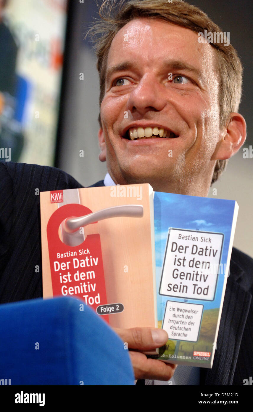 (Afp) - L'auteur allemand Bastian Sick présente son livre 'Le datif est la mort du génitif" au Salon du livre de Francfort à Francfort, Allemagne, 20 octobre 2005. Photo : Jan Woitas Banque D'Images
